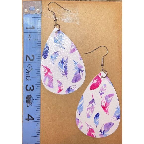 ☀️3/$12☀️ Boho Feather Faux Leather Dangle Earrings - Picture 2 of 4